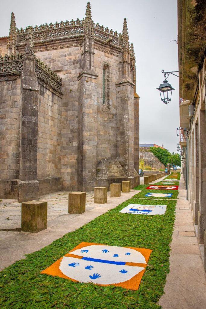 Tapetes floridos cobrem ruas de Caminha