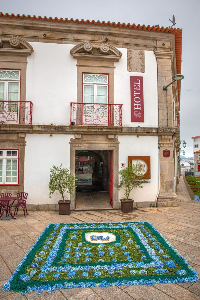 Tapetes floridos cobrem ruas de Caminha