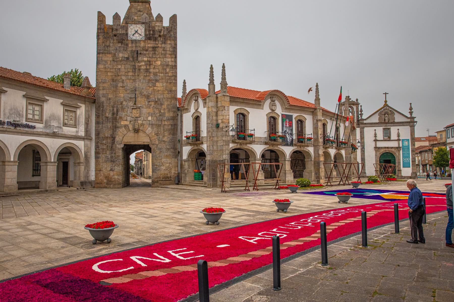 Tapetes floridos cobrem ruas de Caminha