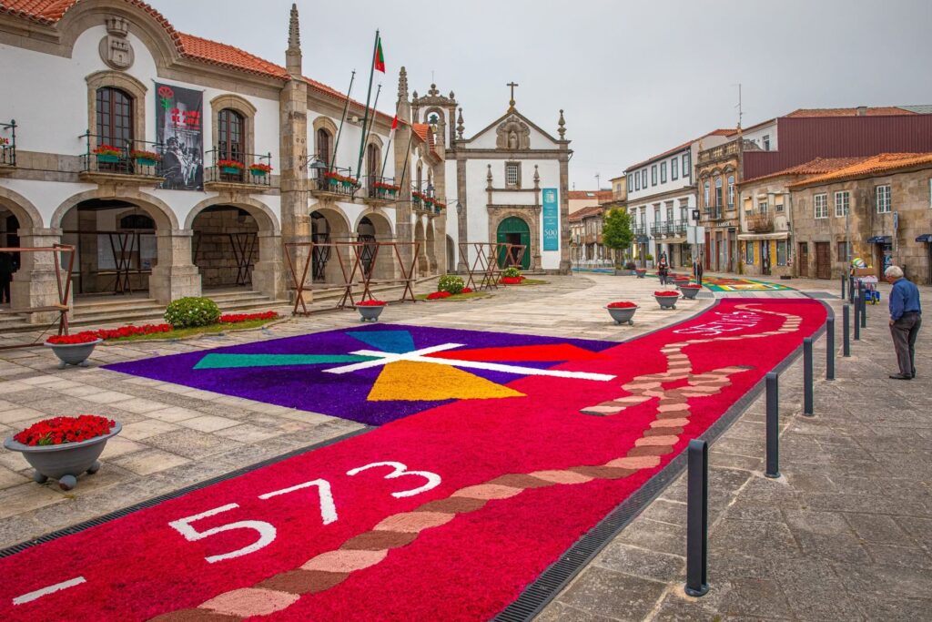 Tapetes floridos cobrem ruas de Caminha