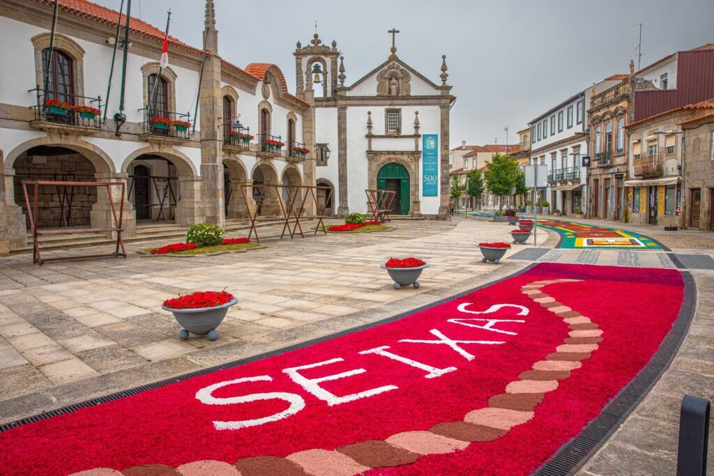 Tapetes floridos cobrem ruas de Caminha