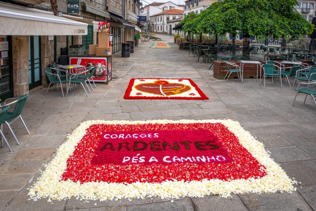 Tapetes floridos cobrem ruas de Caminha