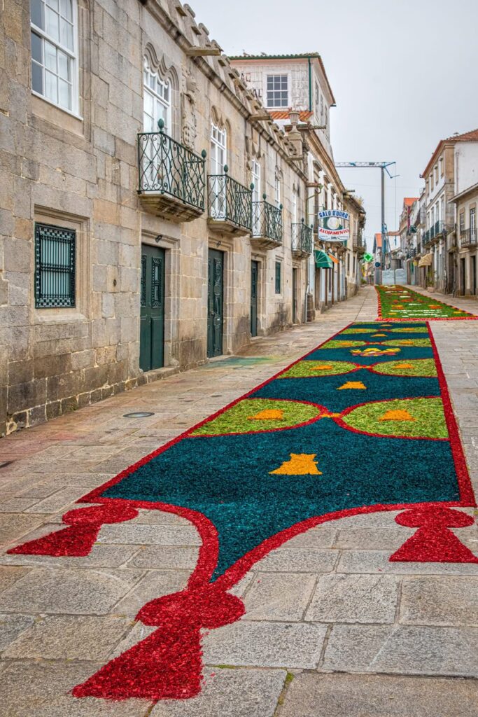 Tapetes floridos cobrem ruas de Caminha