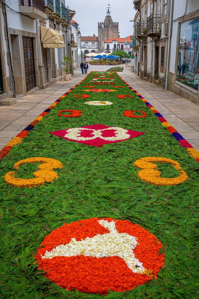 Tapetes floridos cobrem ruas de Caminha