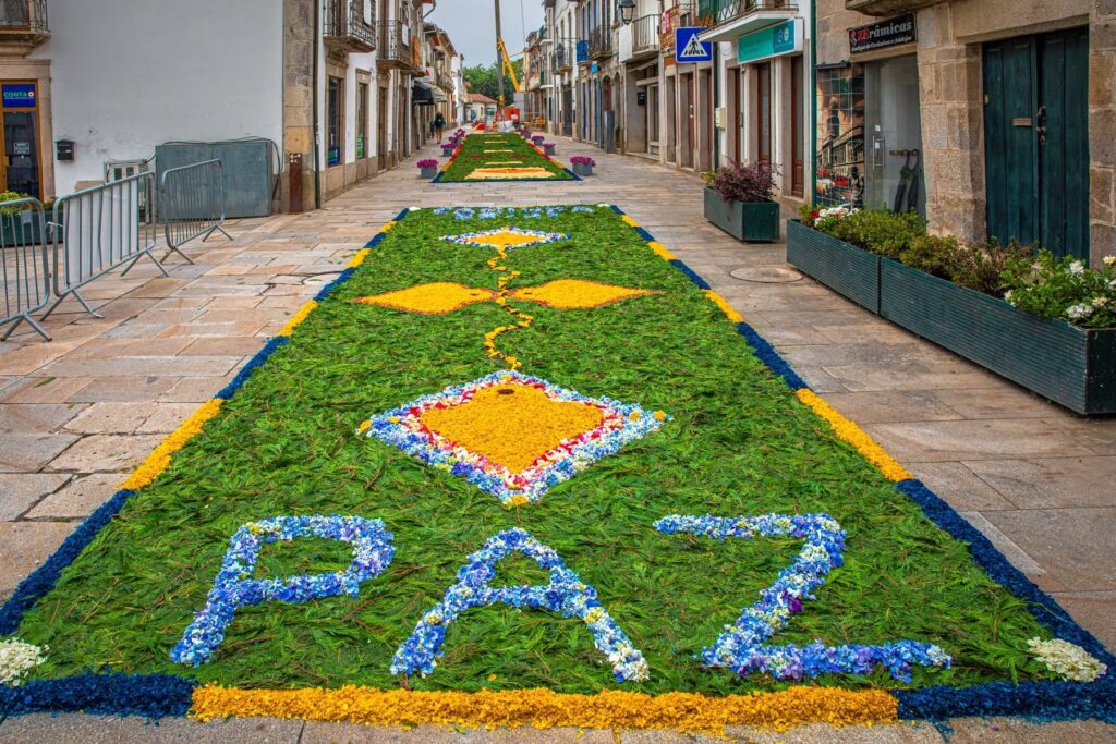 Tapetes floridos cobrem ruas de Caminha