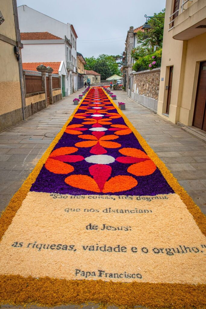 Tapetes floridos cobrem ruas de Caminha