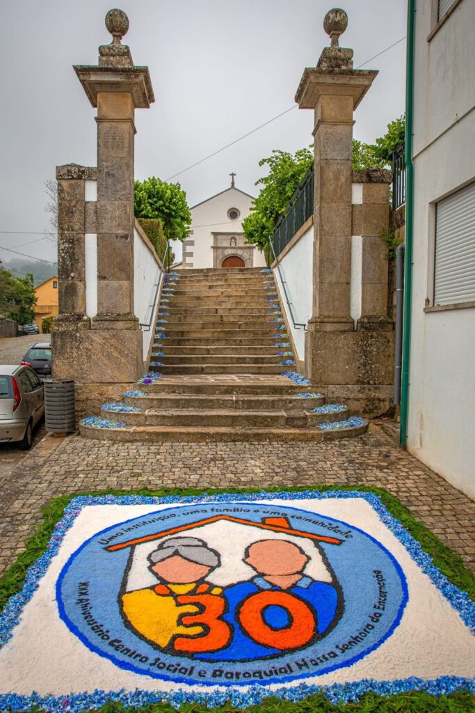 Tapetes floridos cobrem ruas de Caminha