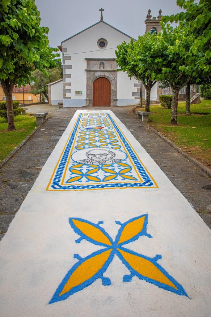 Tapetes floridos cobrem ruas de Caminha