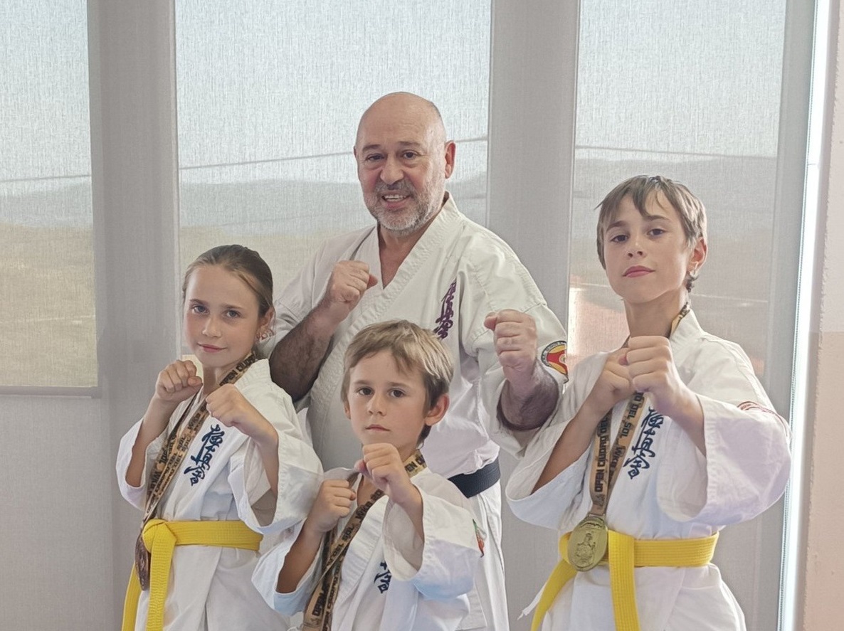 Irmãos Cordeiro conquistam quatro medalhas em torneio internacional de karaté