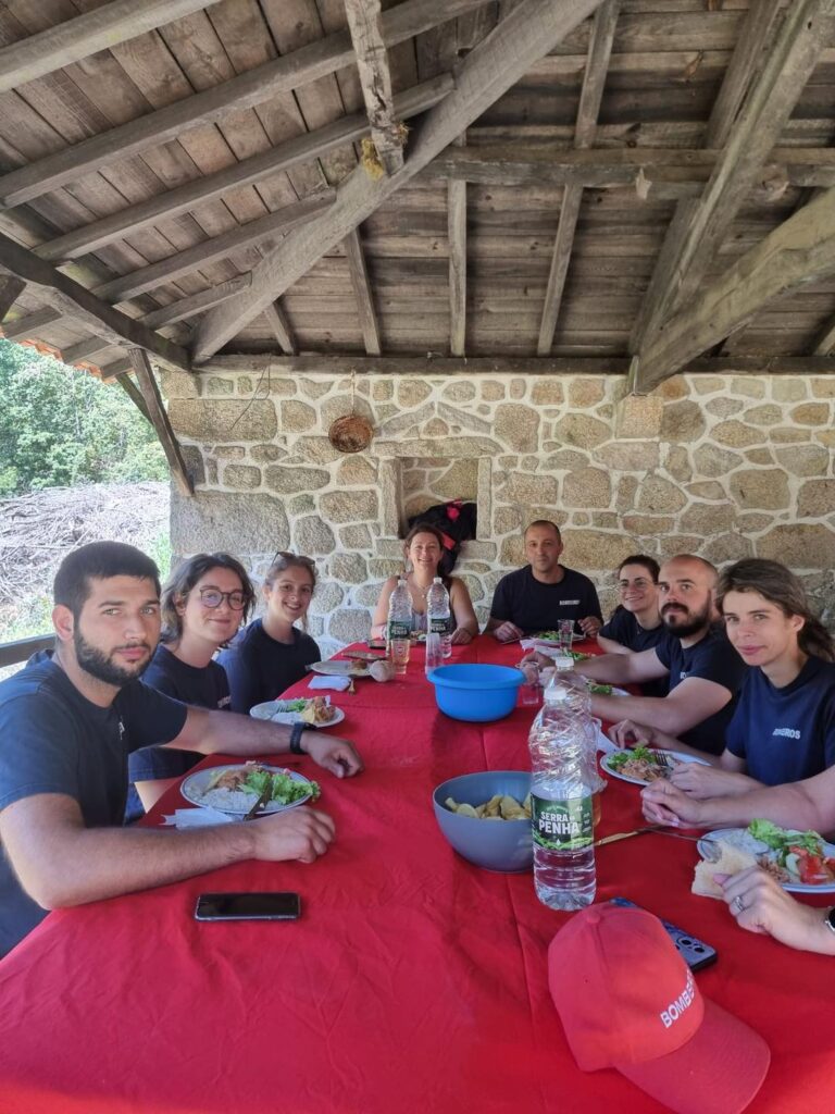 Escola de infantes e cadetes dos Bombeiros de Viana encerra ano com acampamento