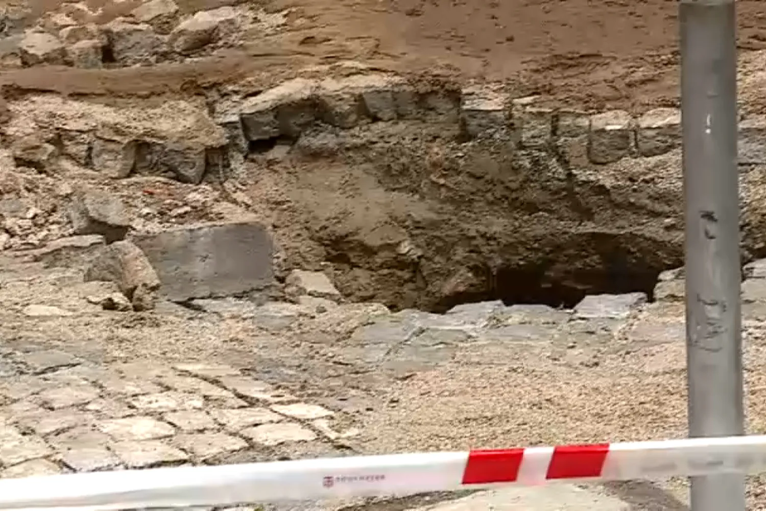 Conduta de água rebenta e abre cratera numa estrada em Viana