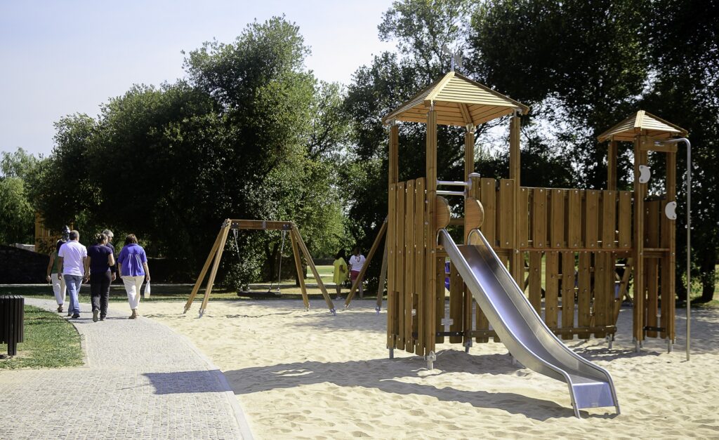 Parque Ecológico Urbano com parques infantis e percursos pedonais renovados