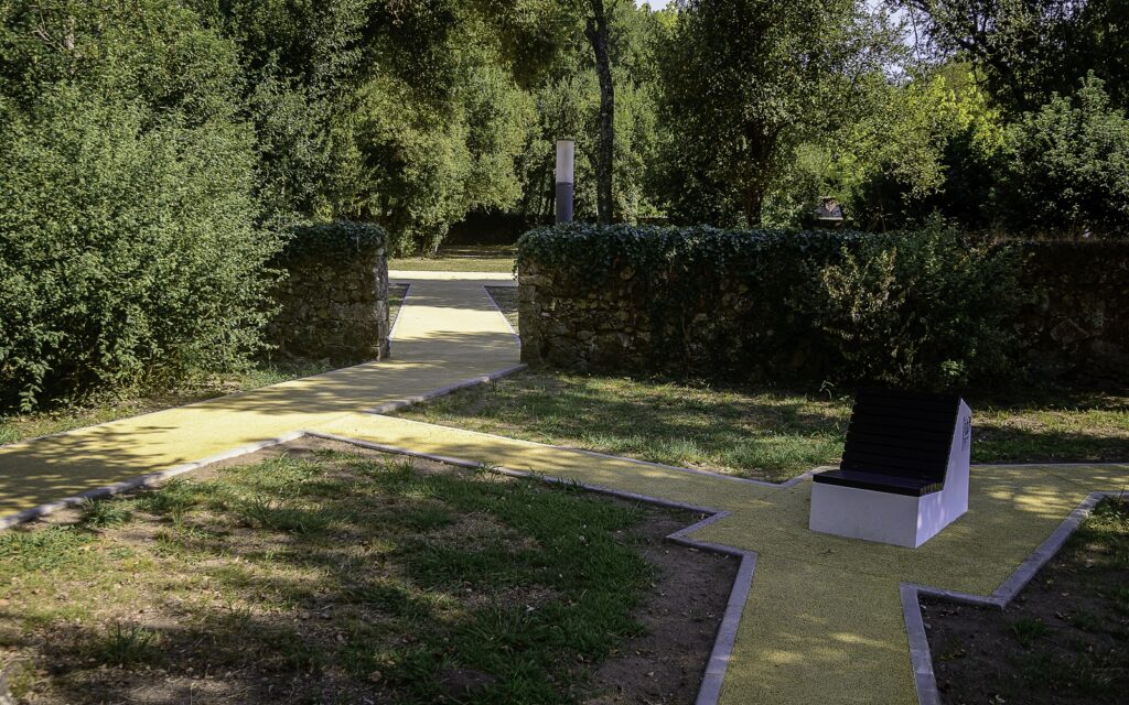 Parque Ecológico Urbano com parques infantis e percursos pedonais renovados