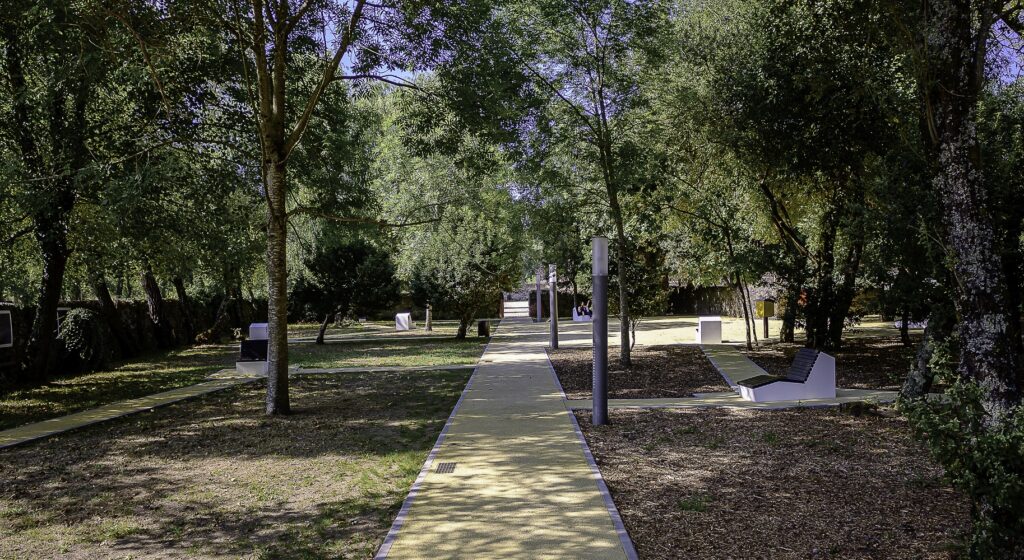 Parque Ecológico Urbano com parques infantis e percursos pedonais renovados