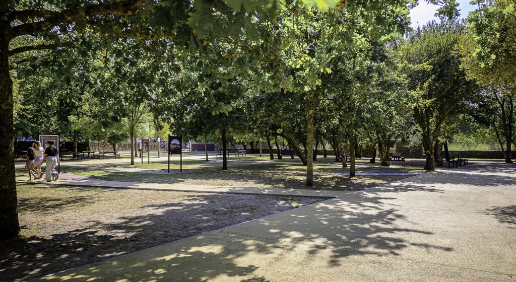 Parque Ecológico Urbano com parques infantis e percursos pedonais renovados