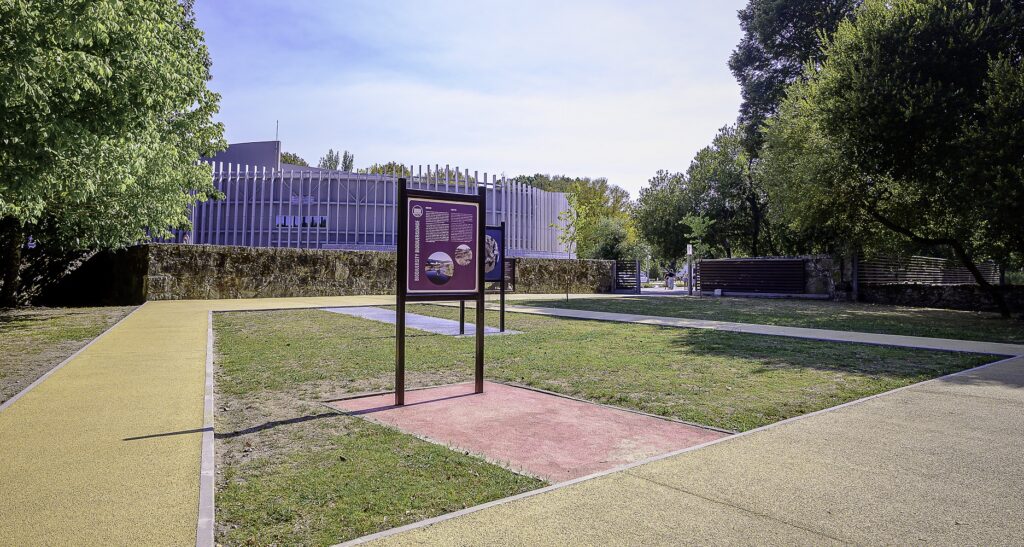 Parque Ecológico Urbano com parques infantis e percursos pedonais renovados