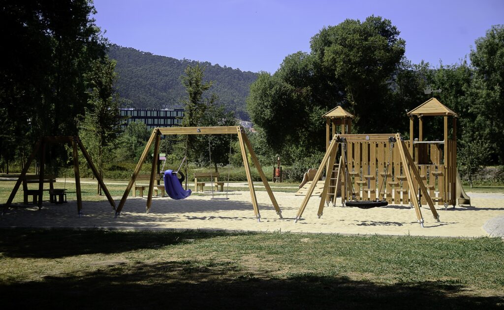 Parque Ecológico Urbano com parques infantis e percursos pedonais renovados