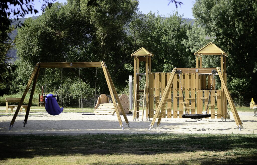 Parque Ecológico Urbano com parques infantis e percursos pedonais renovados