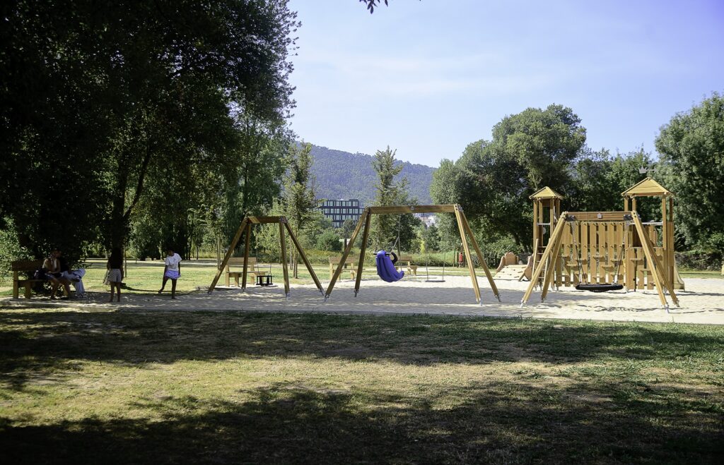Parque Ecológico Urbano com parques infantis e percursos pedonais renovados
