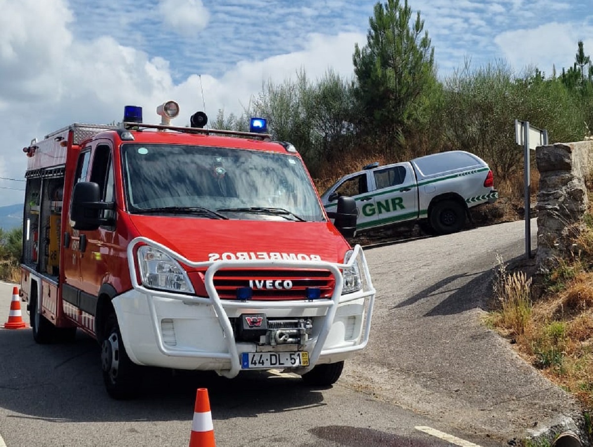 Mulher de 29 anos em estado grave após despiste em Monção