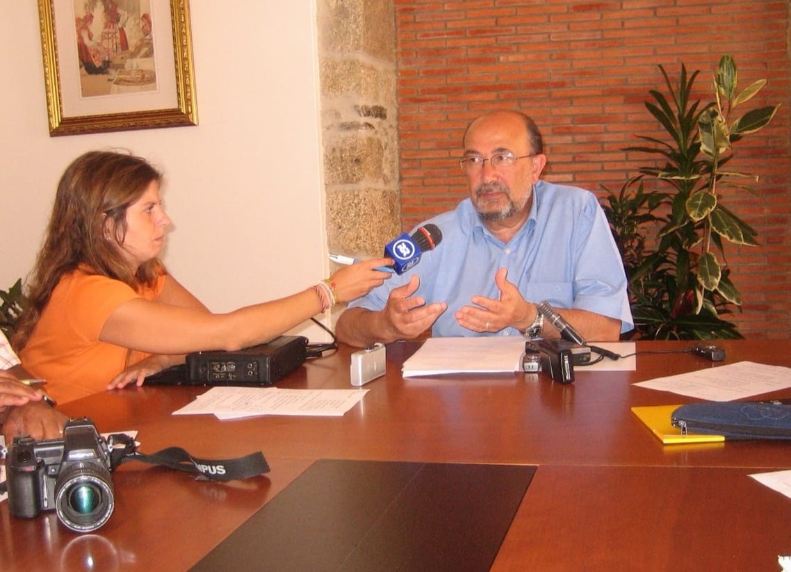 Ex-jornalista vianense apresenta livro biográfico de Defensor Moura