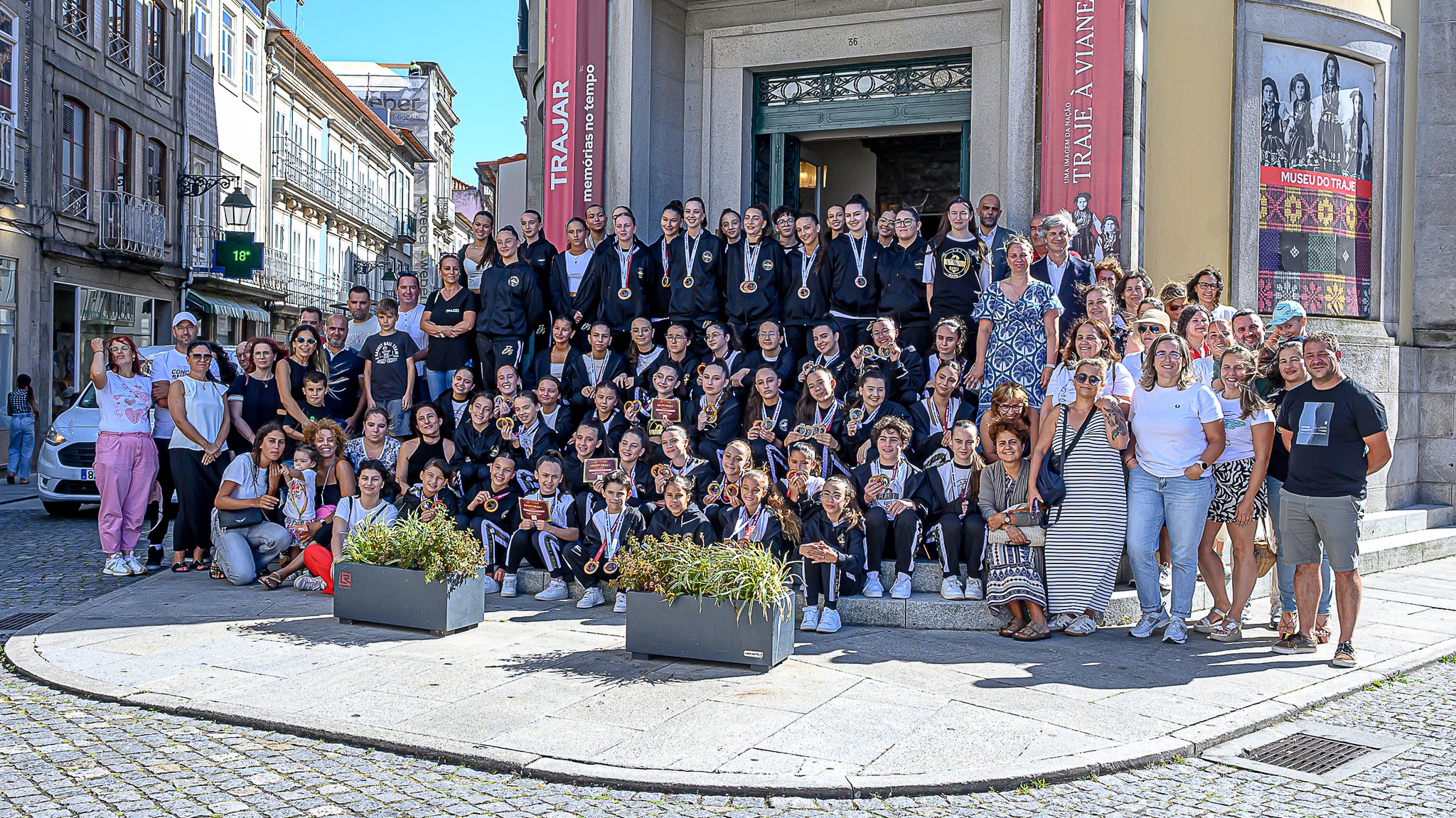Viana homenageia Flash Li Dance pela participação no Dance World Cup