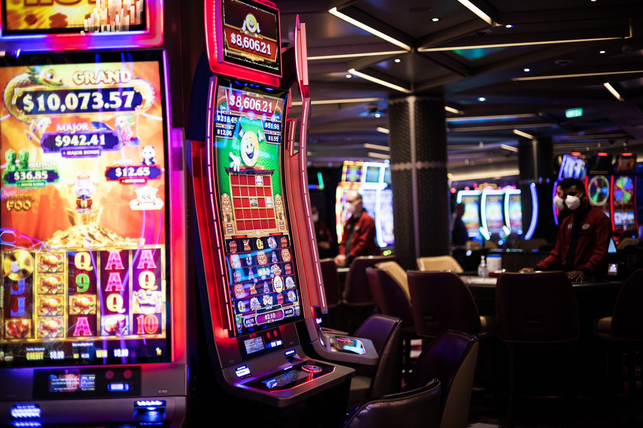 Quebrar rotinas: porque é que as pessoas recorrem à rádio e aos casinos para escapar e obter energia