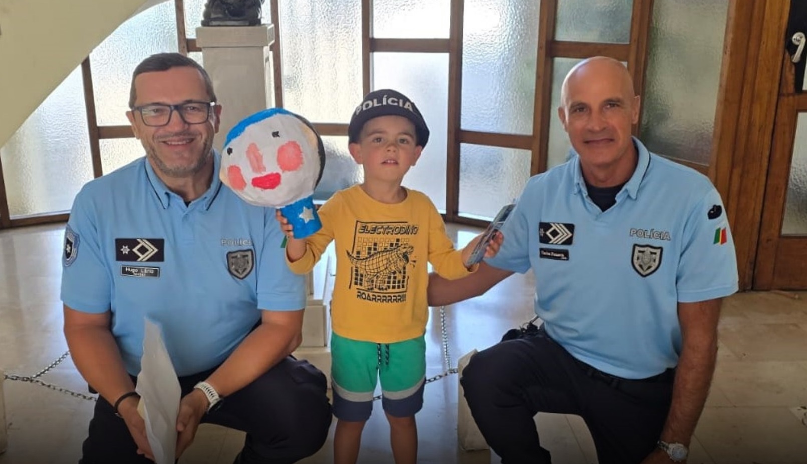 Menino oferece “obra de arte” à PSP de Viana
