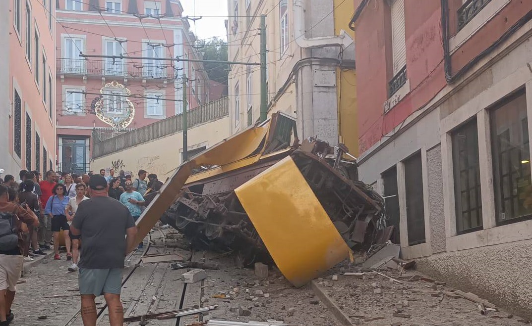 Descarrilamento do elevador da Glória em Lisboa faz 15 mortos e 18 feridos