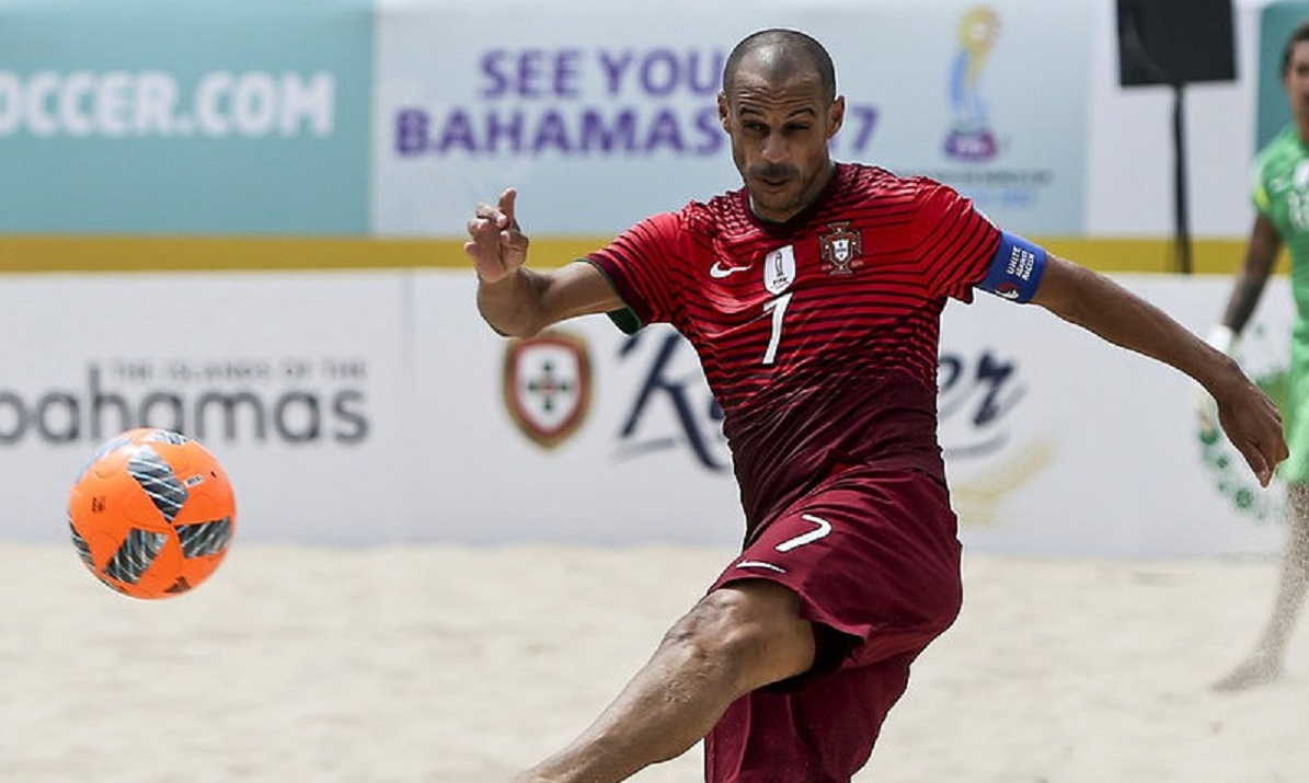 Madjer dá “pontapé de saída” ao novo Campo de Futebol de Praia em Viana