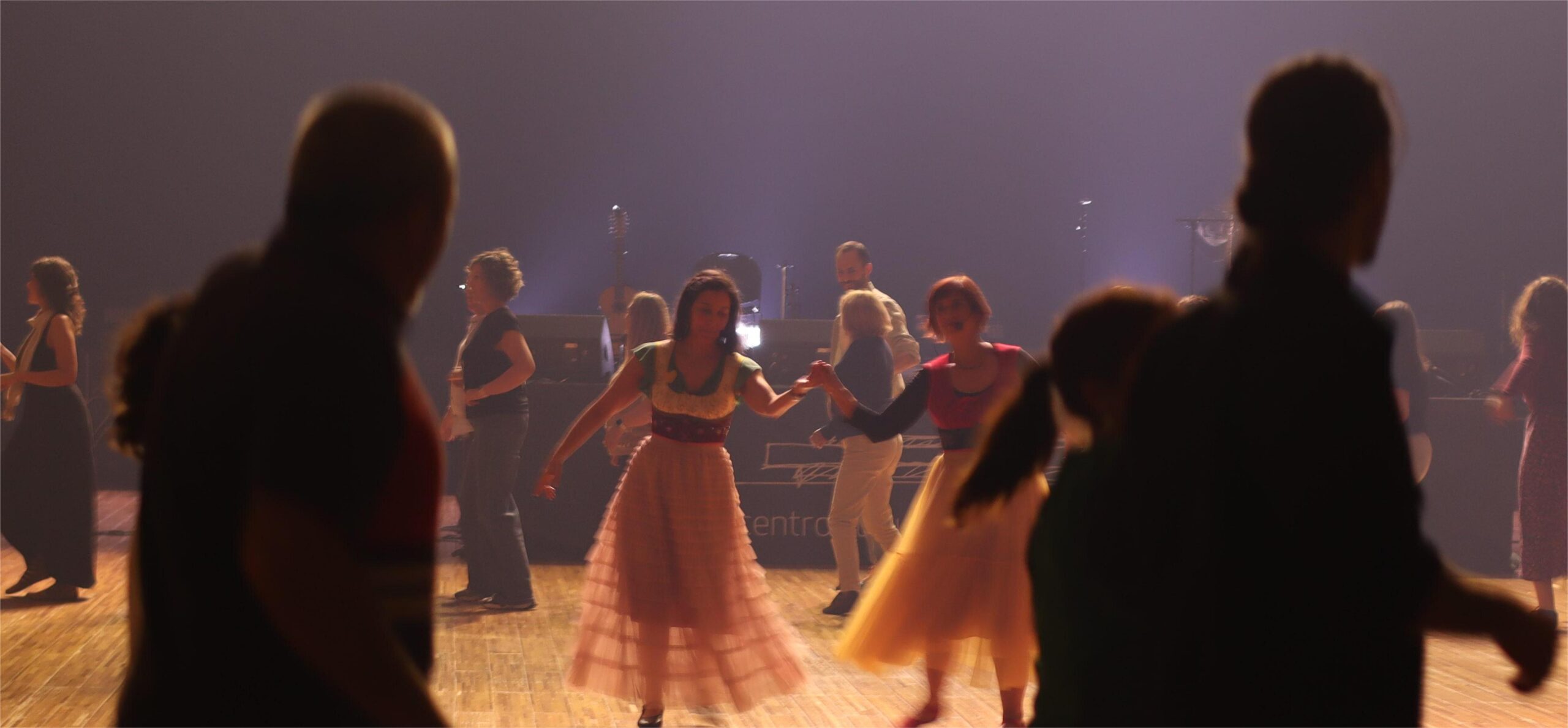 Baile FOLK pôs o Centro Cultural de Viana a dançar