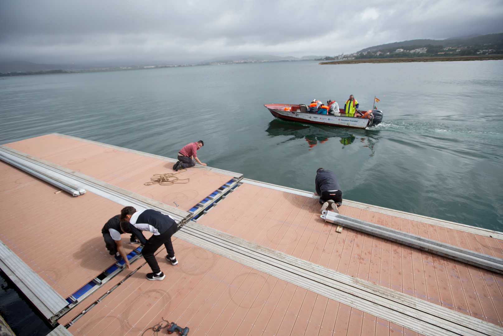 Pontão flutuante está a ser instalado em Caminha