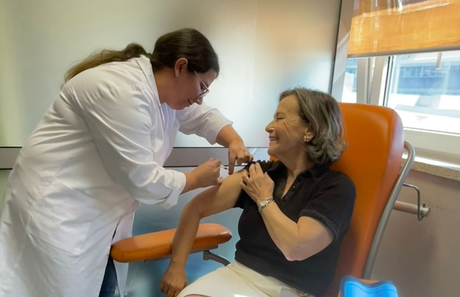 Enfermeira diretora da ULSAM “dá exemplo” no arranque da vacinação contra gripe e COVID-19