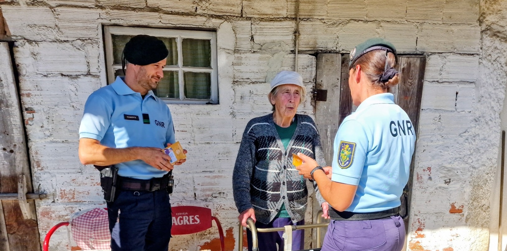 Militares da GNR visitam idosos que vivem sozinhos e isolados
