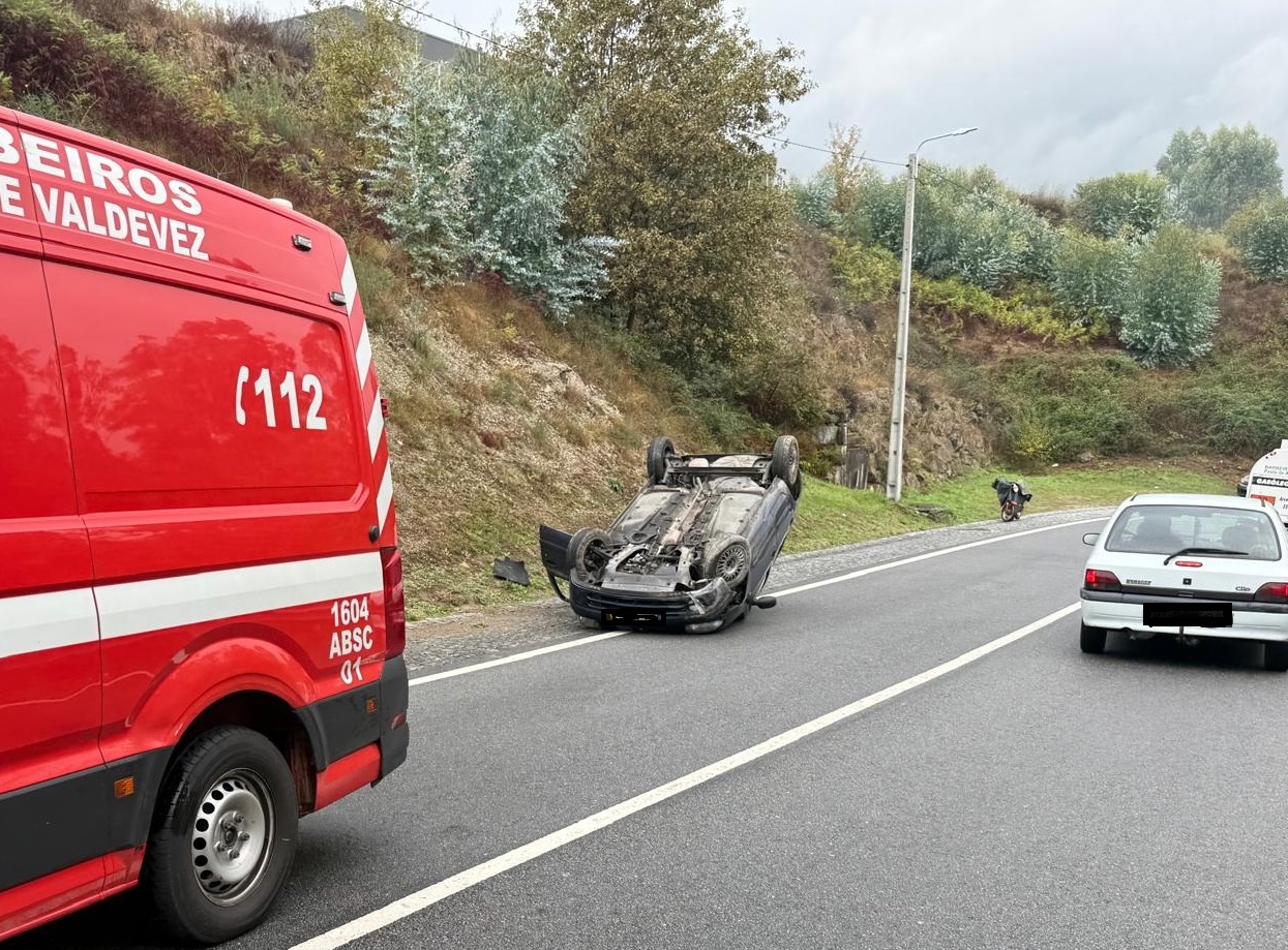 Aparatoso capotamento faz um ferido ligeiro em Arcos de Valdevez