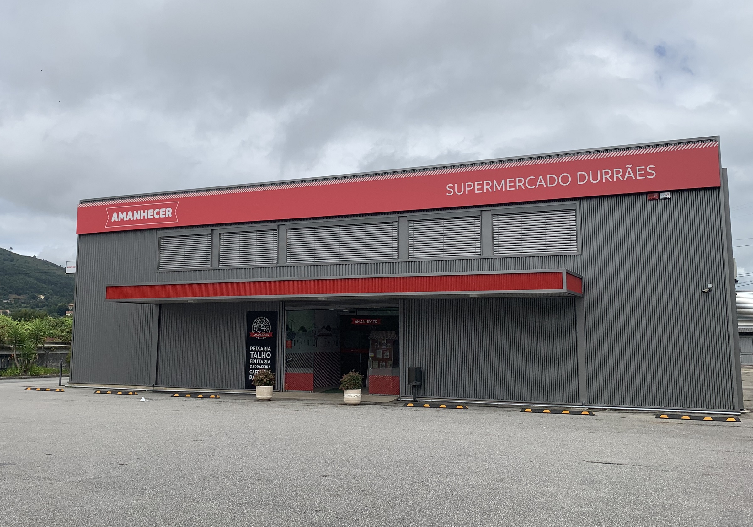Supermercados Maciel inauguram nova loja em Viana