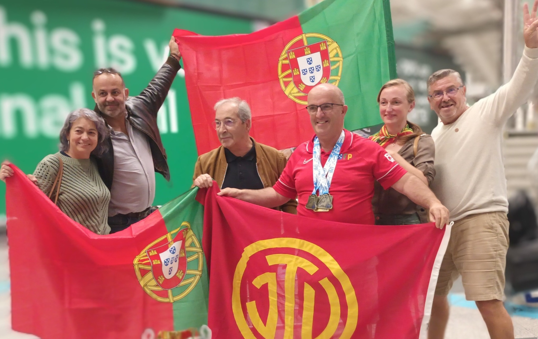 Campeão europeu de bilhar recebido em festa no aeroporto
