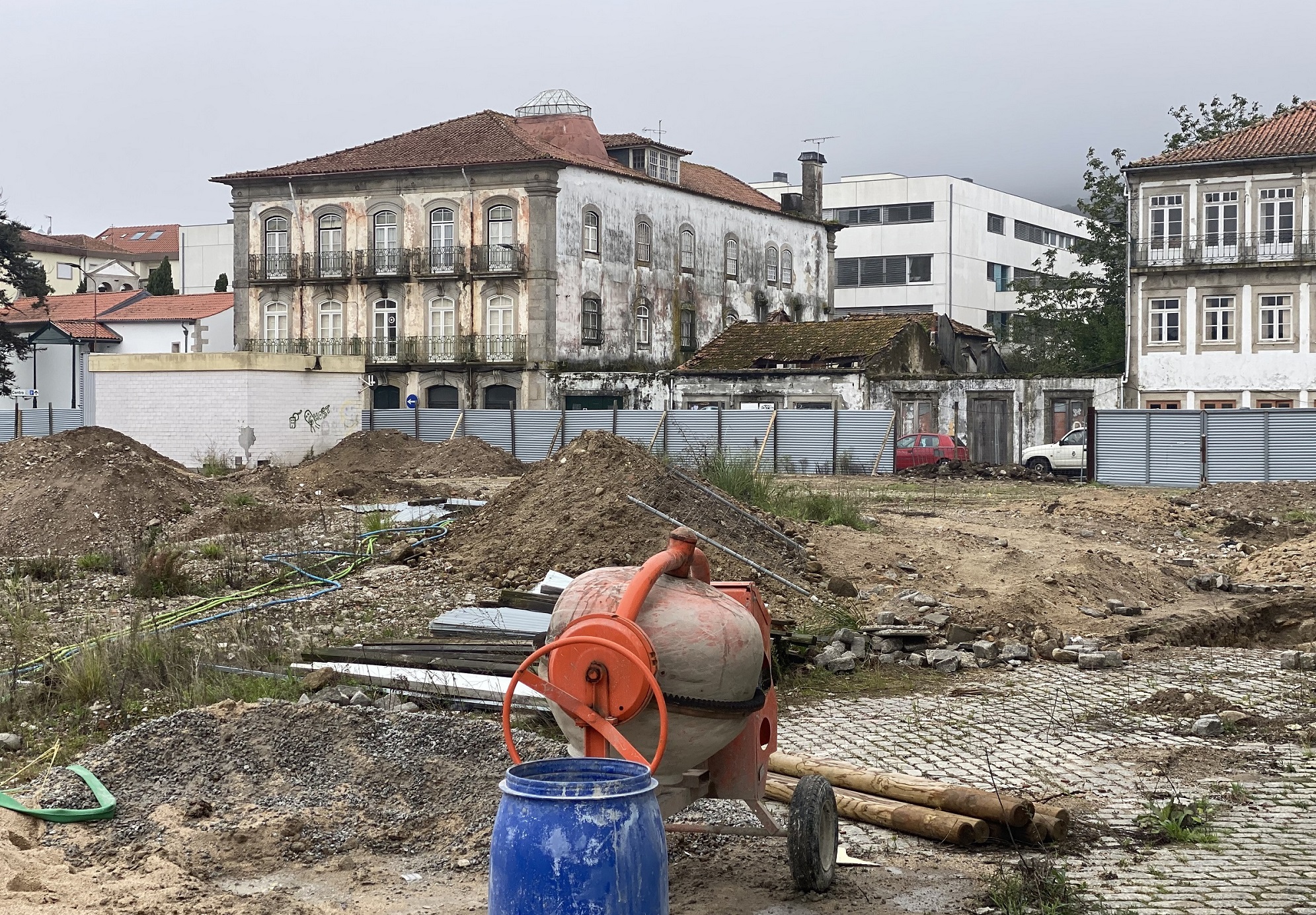 Obras do Mercado de Viana prosseguem apesar de achados arqueológicos
