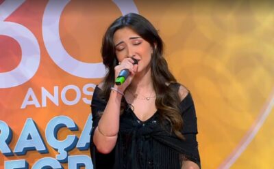 Jovem cantora de Mujães na final do concurso “Karaoke na Praça”