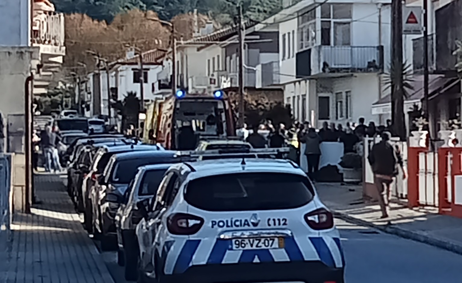 Dois agentes da PSP feridos após colisão entre dois carros em Darque