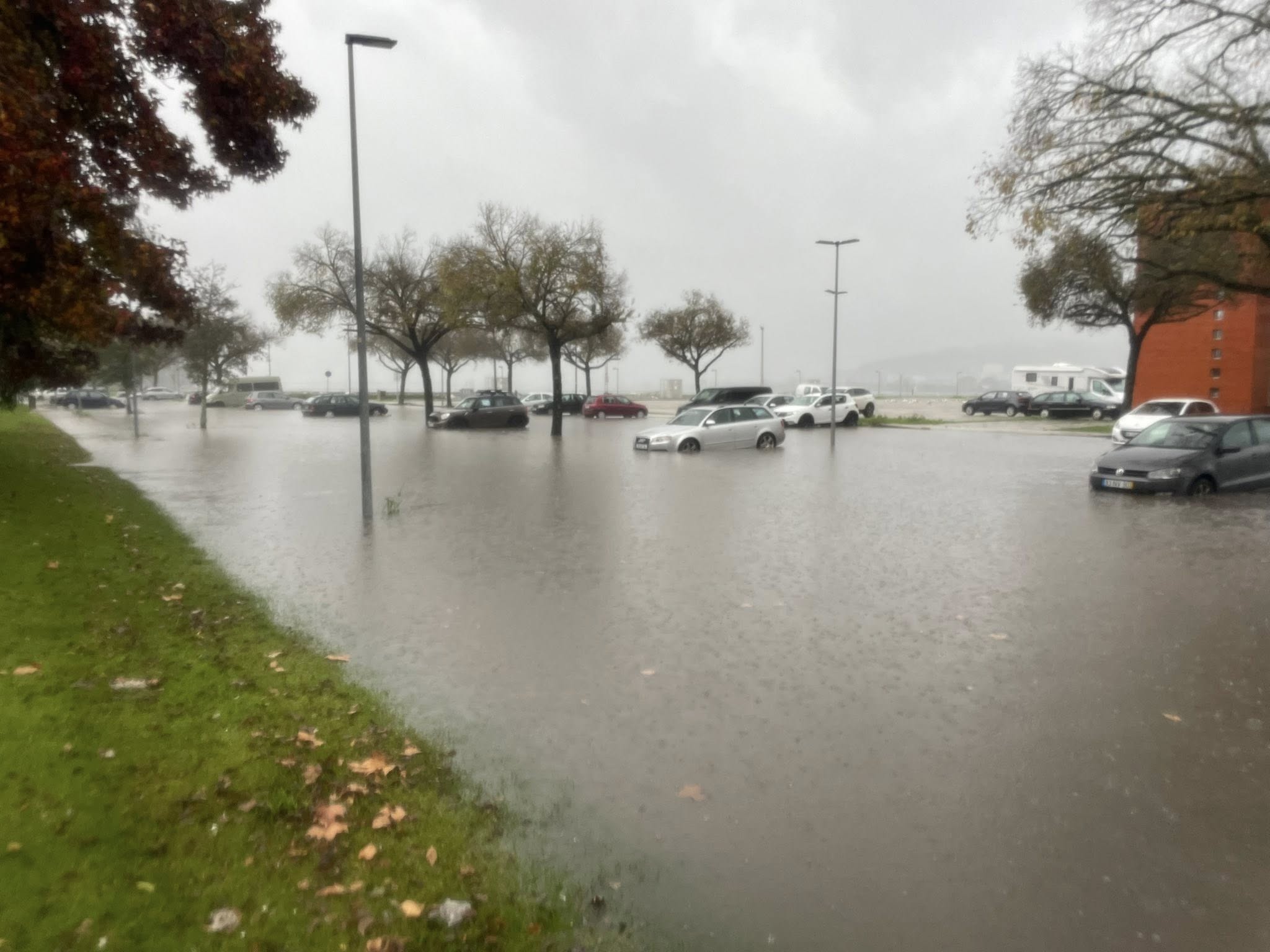 Chuva intensa provoca inundações e corta trânsito em Viana do Castelo