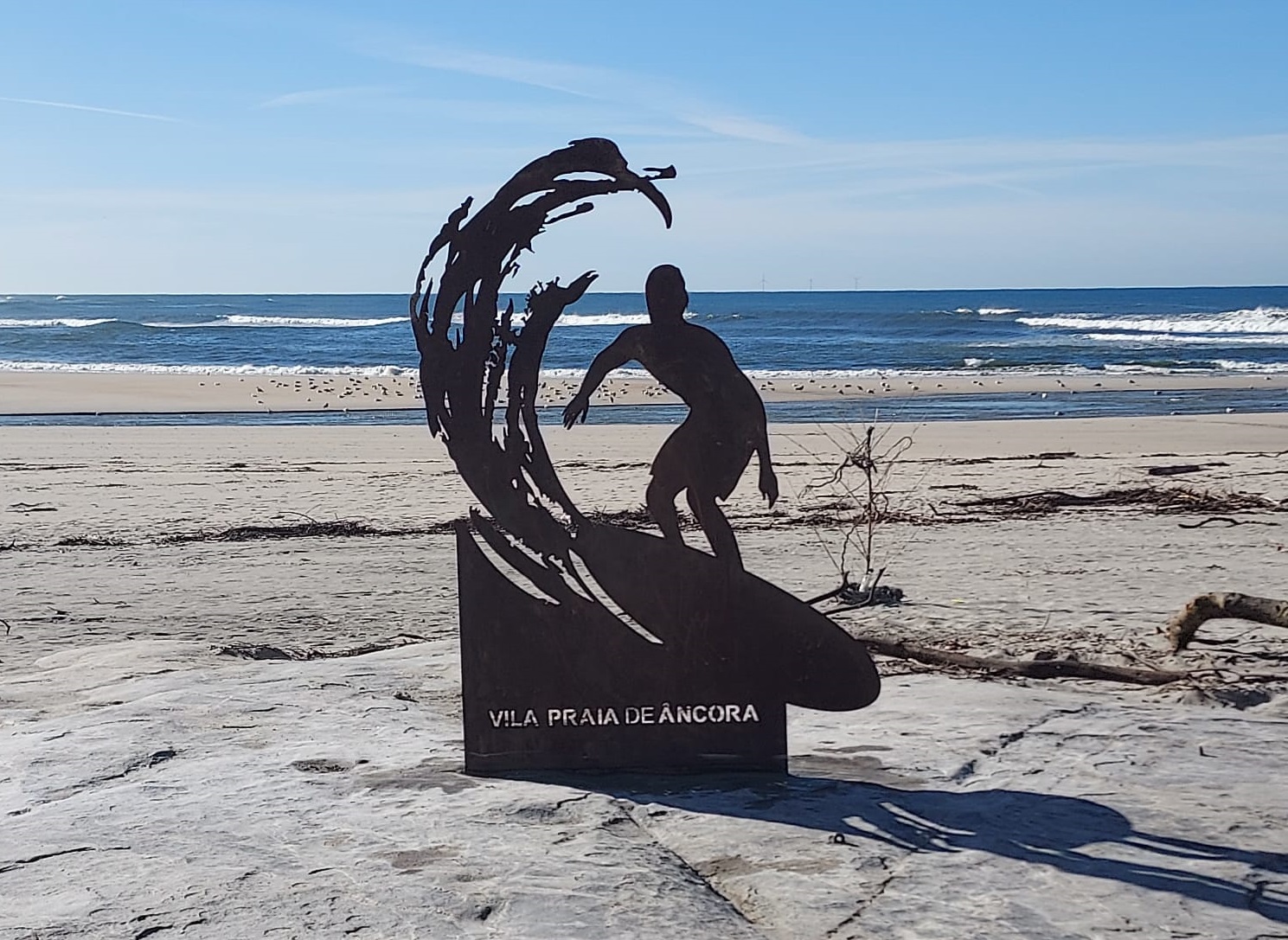 Monumento de homenagem ao surfista ganha nova localização em Vila Praia de Âncora