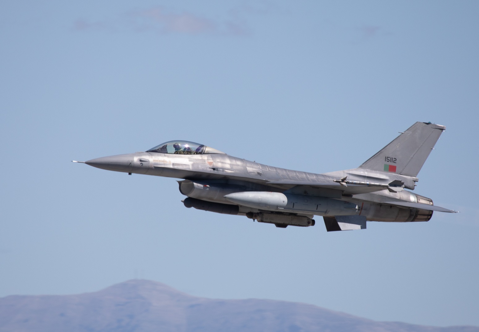 Caças F-16 voltam a sobrevoar Viana do Castelo para desejar bom ano novo
