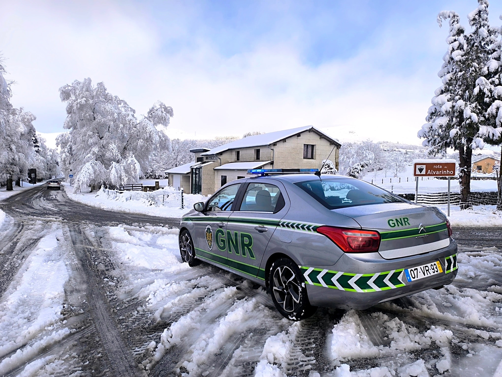 Gelo e neve levam GNR de Viana a apelar a condução prudente