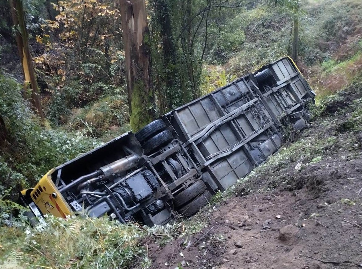 Autocarro cai em ribanceira em Arcos de Valdevez
