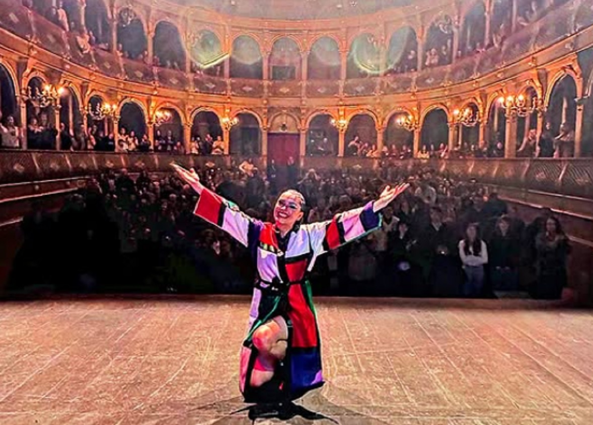Melânia Gomes celebra 20 anos de palco na terra natal: “O coração não aguentou”