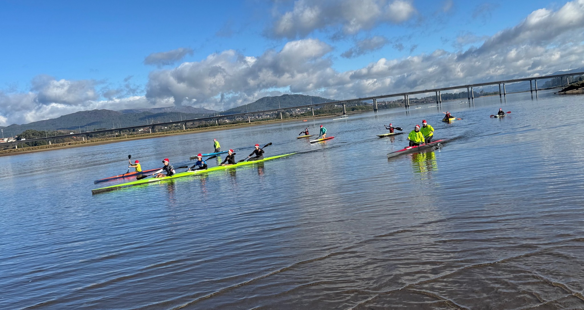 DKC de Viana realizou tradicional “treino de Pai Natal” em canoa