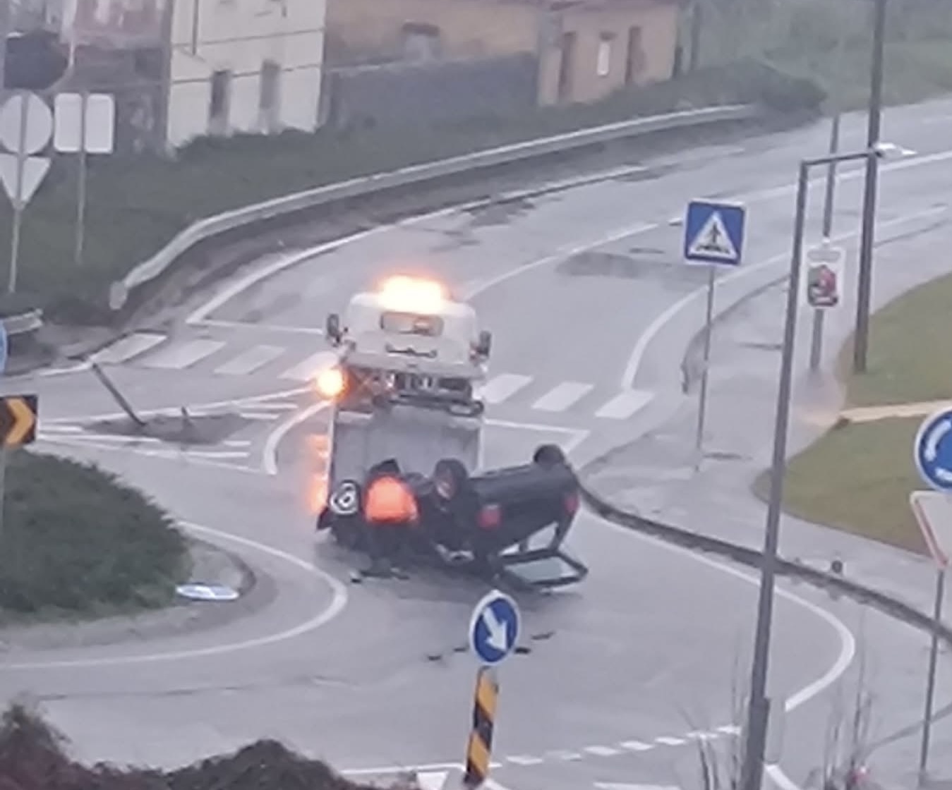 Capotamento na rotunda do intermarché em Areosa