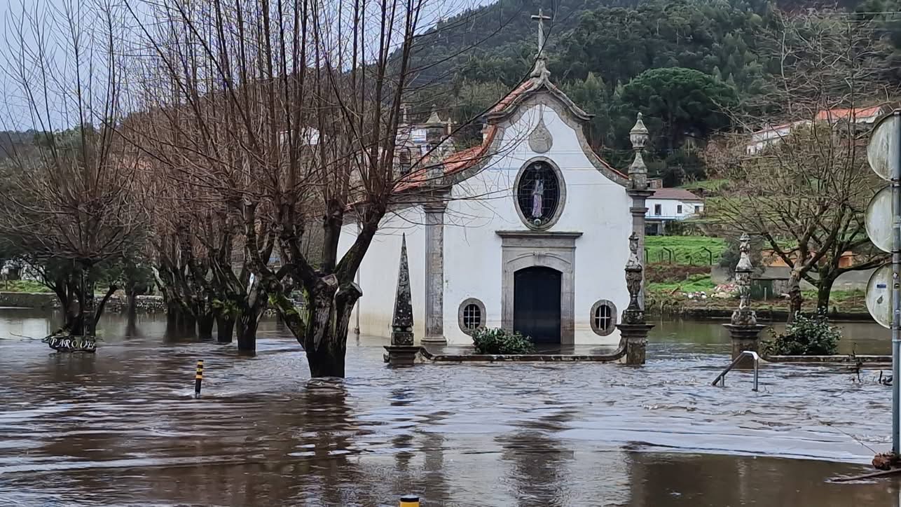 Mau tempo provoca quedas de árvores e inundações em Caminha