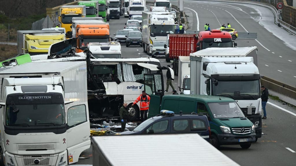 Autocarro da Ovnitur envolvido em acidente com dois mortos em França
